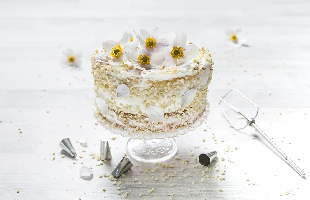 Naked cake con granella e fiori freschi